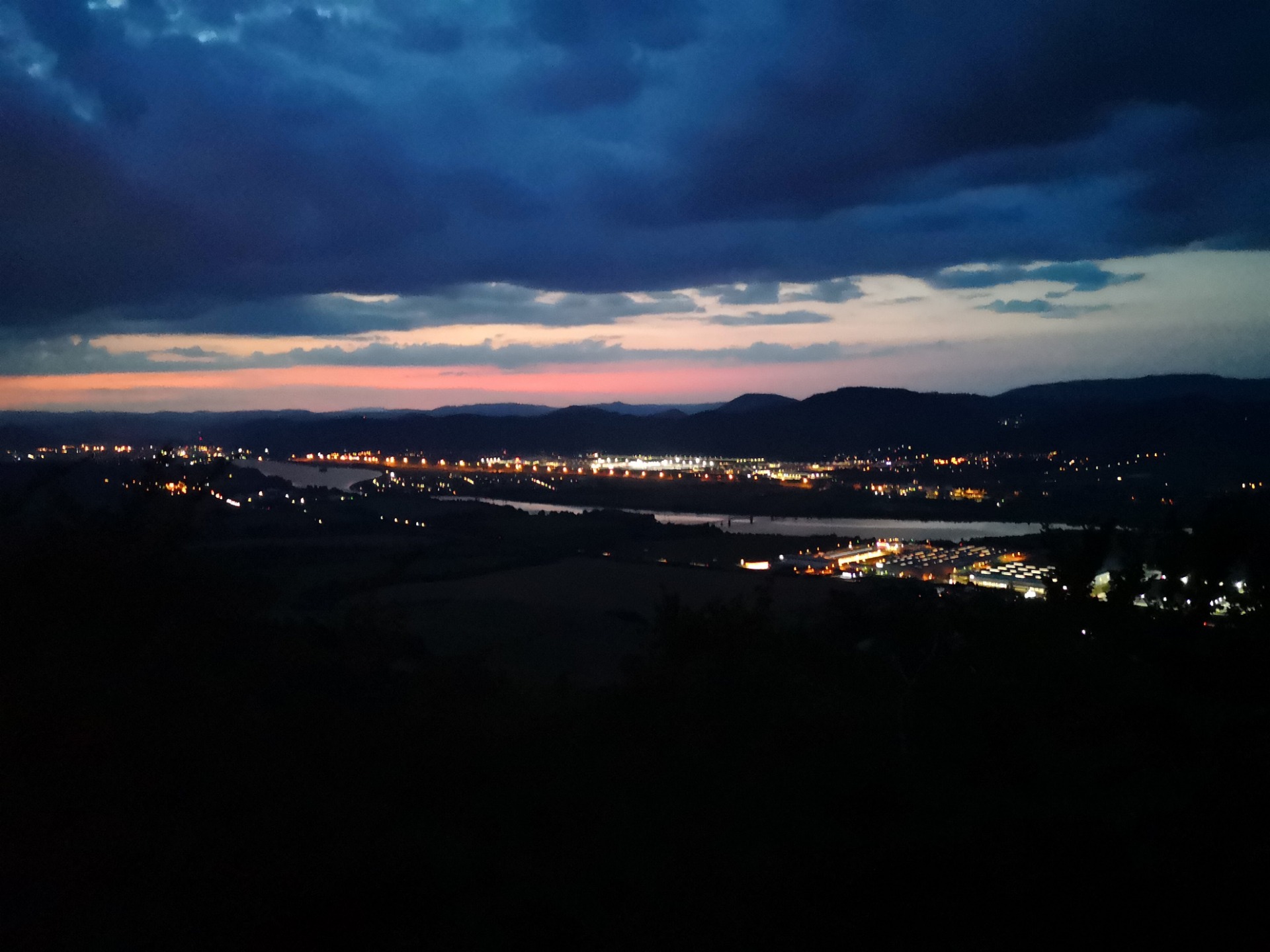 Večerný pohľad z vyhliadky Špicák Strečno